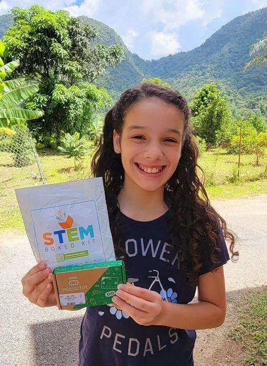 Estudiantes celebrando logros en educación STEM