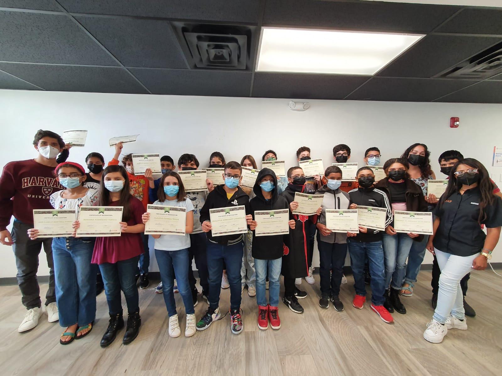 Trabajo colaborativo de estudiantes en curso STEM