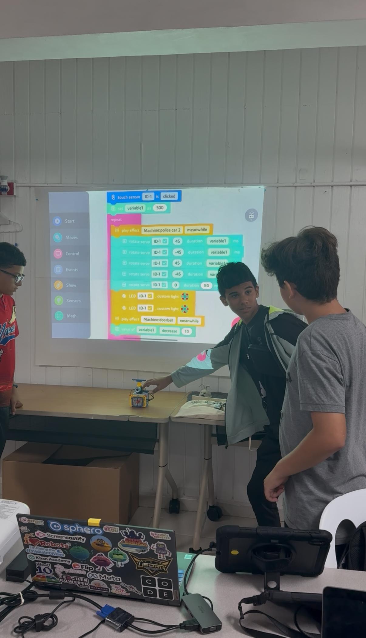 Brazo mecánico programado por estudiantes de MiniGeeks