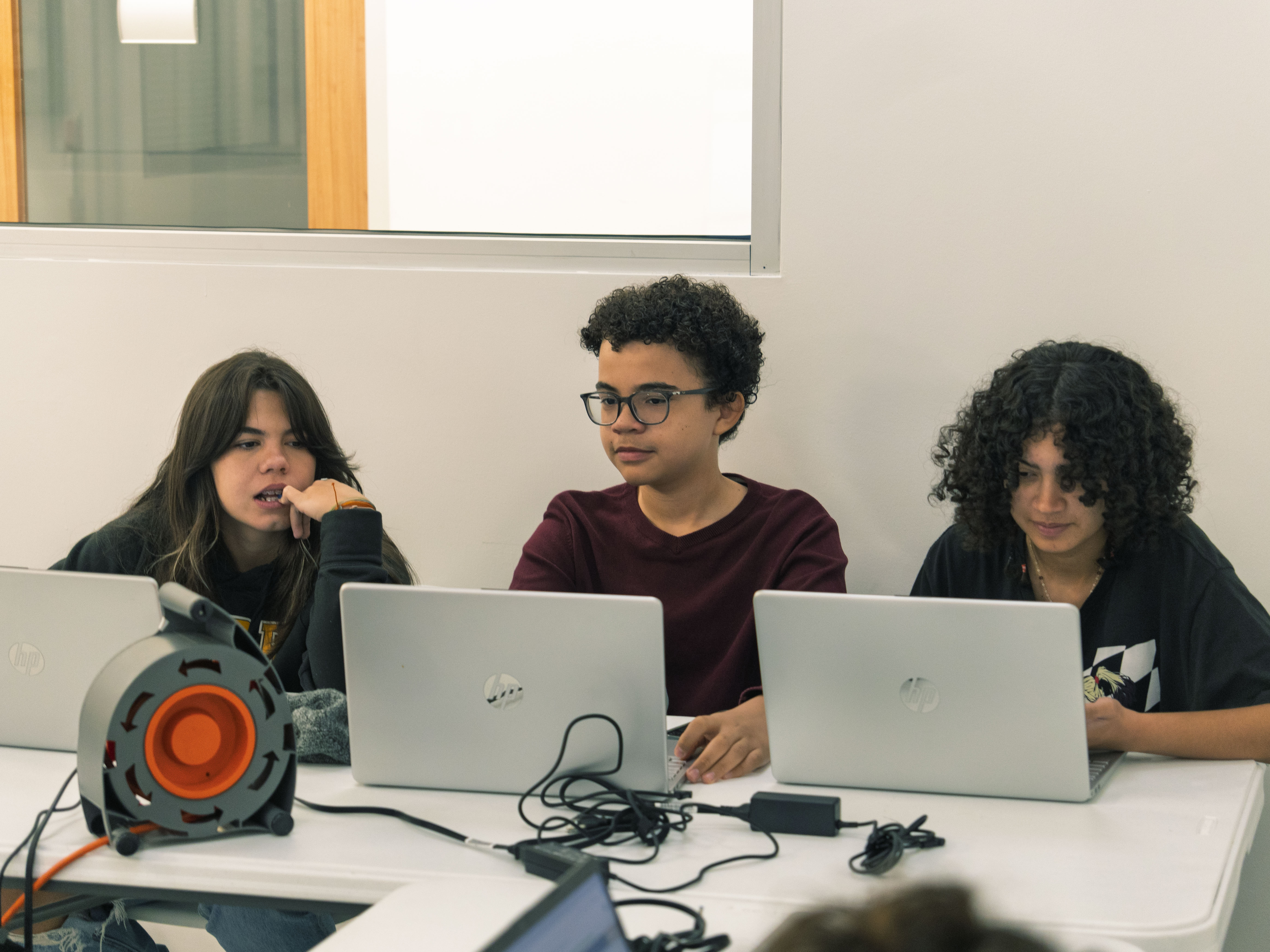 Estudiantes trabajando con robótica educativa en MiniGeeks